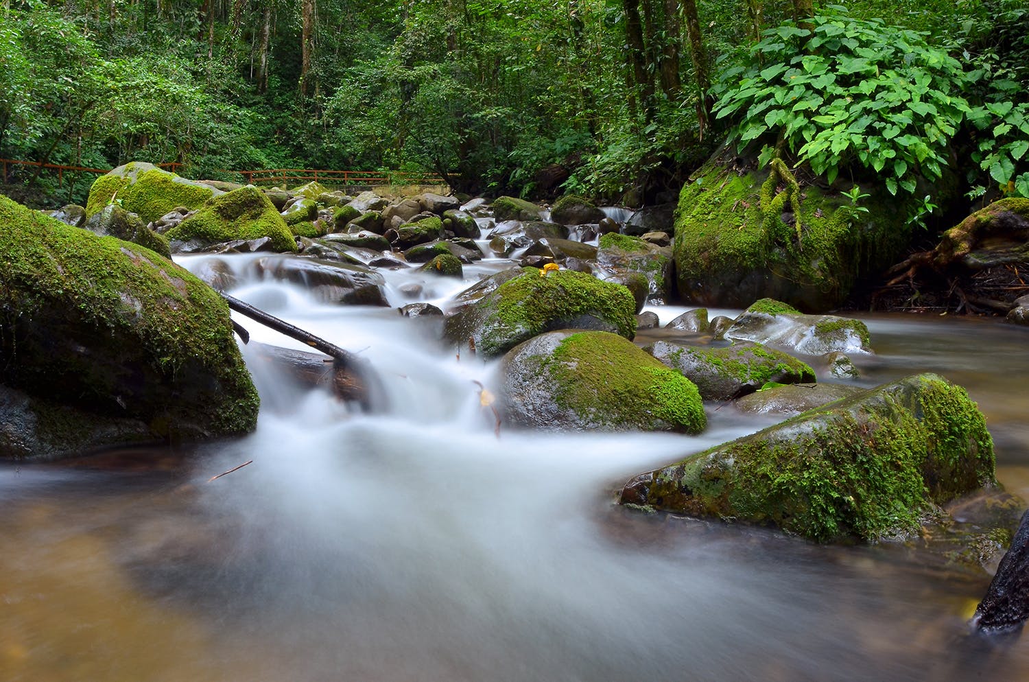 ND-filtret gör vattnet mjukt och slätt vid landskapsfotografering ND-filtret gör vattnet mjukt och slätt vid landskapsfotografering